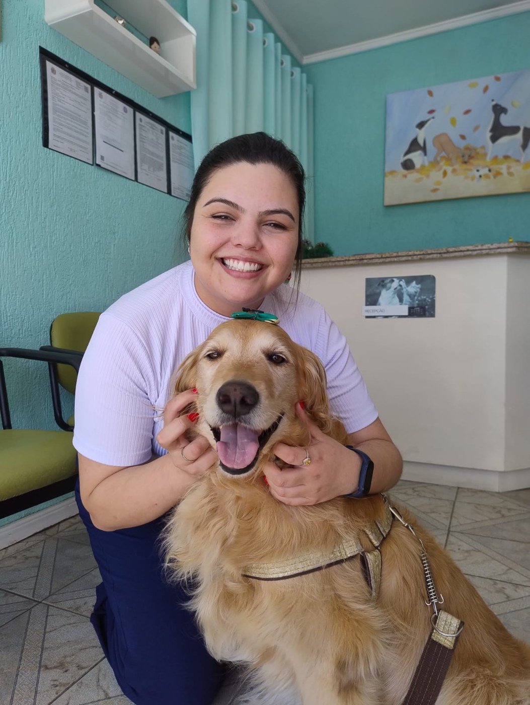 Dra. Jéssica Pinheiro atendendo um cachorro na Vet House